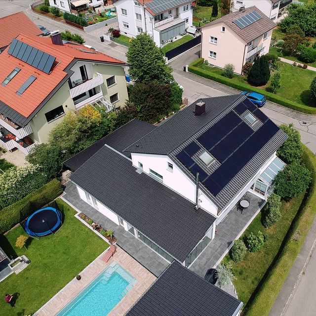 Hier seht ihr Planung und fertige Montage einer Photovoltaikanlage mit 30 x 320 Wp Modulen von Heckert (all black) und dem S10 E Speicher von E3DC.