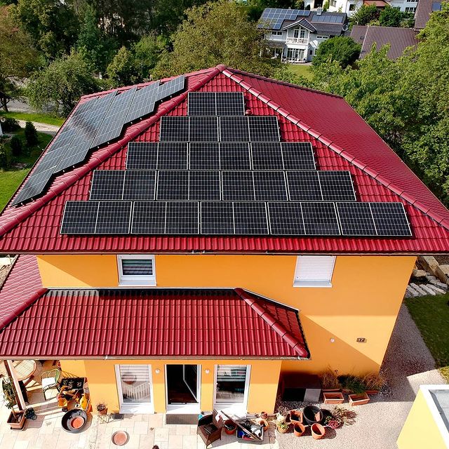Der Bau des Eigenheims war teuer genug? Dann auf jeden Fall direkt eine Photovtaik-Anlage installieren und anfangen Stromkosten zu sparen!