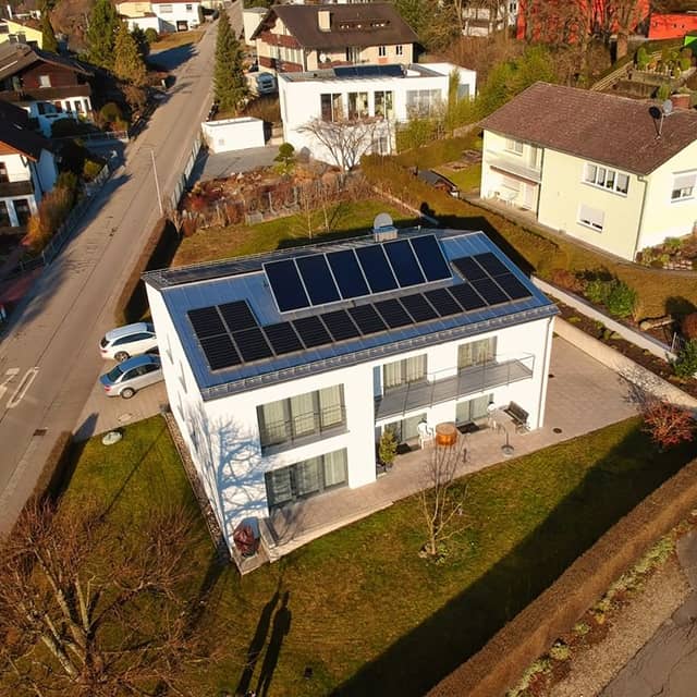 Mit einer professionell geplanten Photovoltaikanlage könnt Ihr eure Stromkosten um bis zu 80% reduzieren.