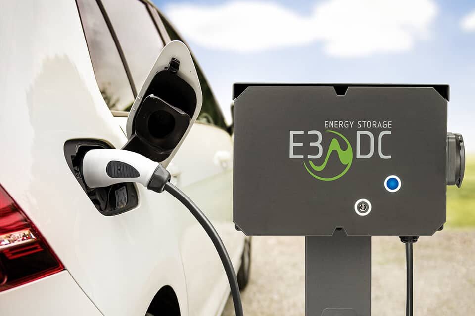 Auto tankt an Elektrotankstelle