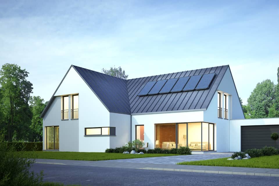 Haus mit Photovoltaik bei Nacht